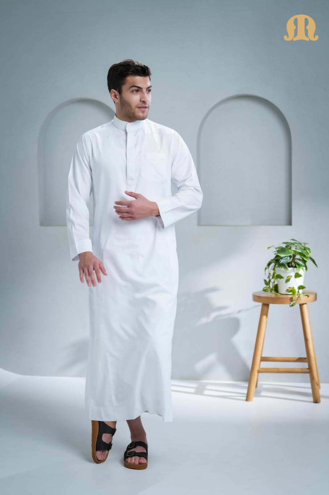 Close-up of the sleek band collar on the white Kurvig Thobe for men.