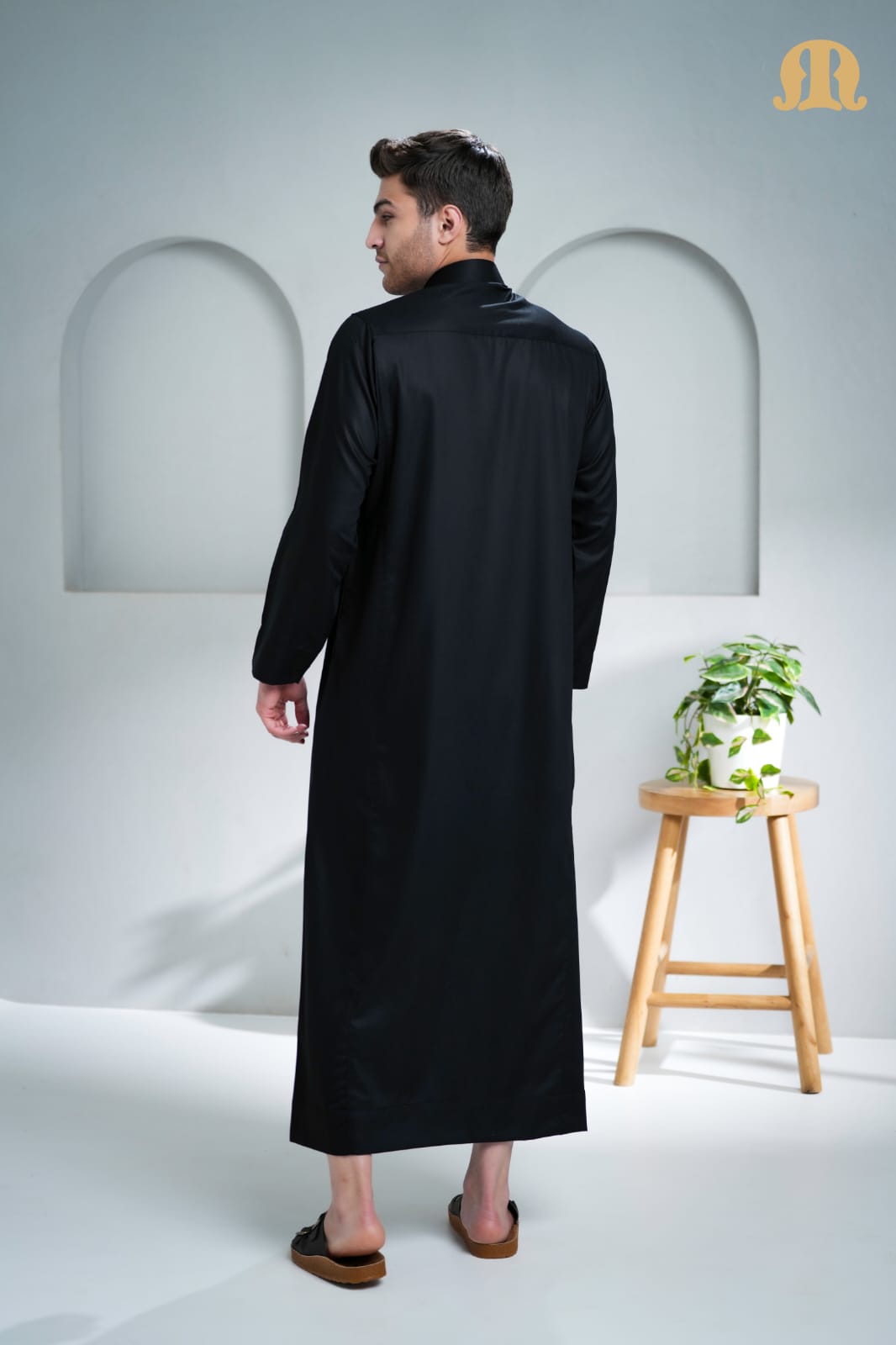 Close-up of the stylish band collar on the Kurvig Thobe for men.