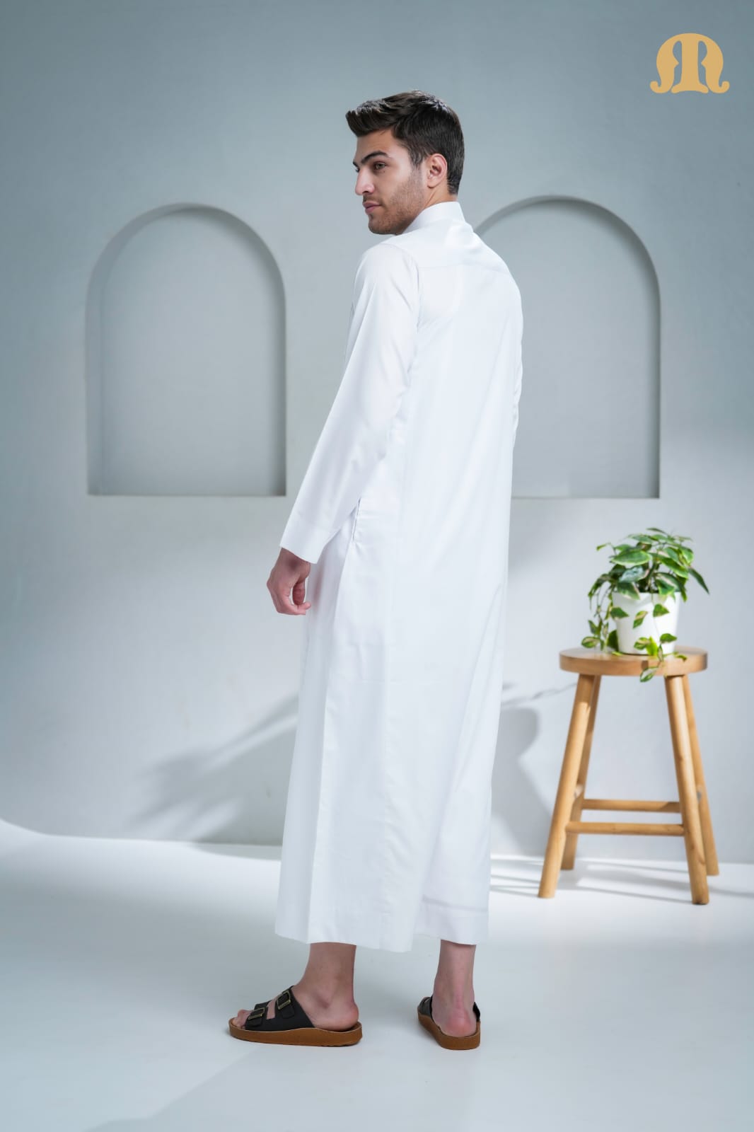 Side profile of the men's Kurvig Saudi Thobe, highlighting its modern minimalist design.