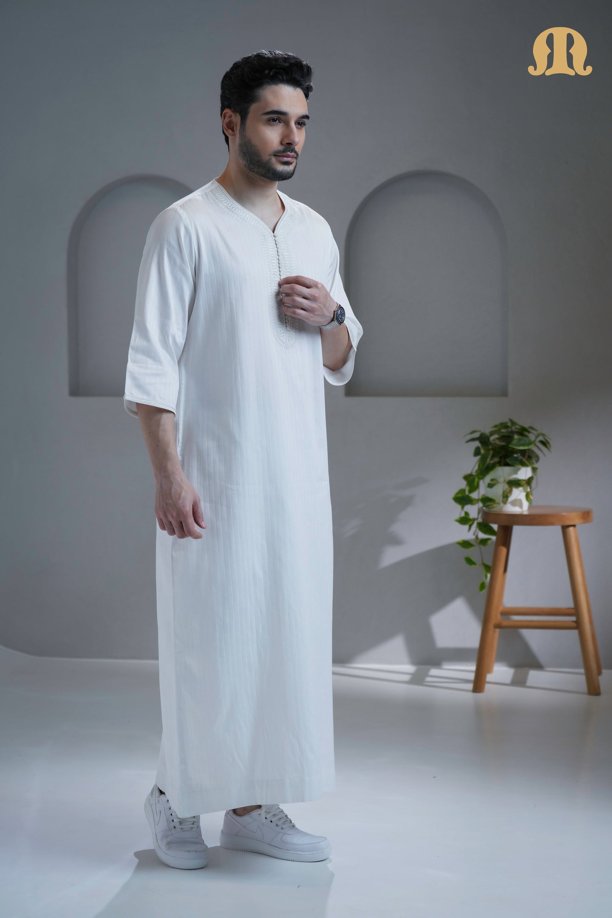 Side profile of the men's Khatibi Moroccan Thobe in pure white by Mashroo.