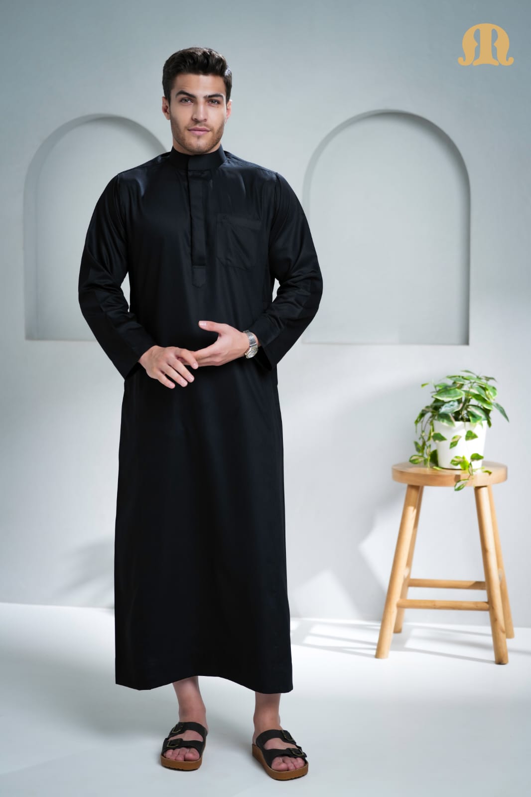 Front view of the modern Kurvig Saudi Black Thobe by Mashroo.
