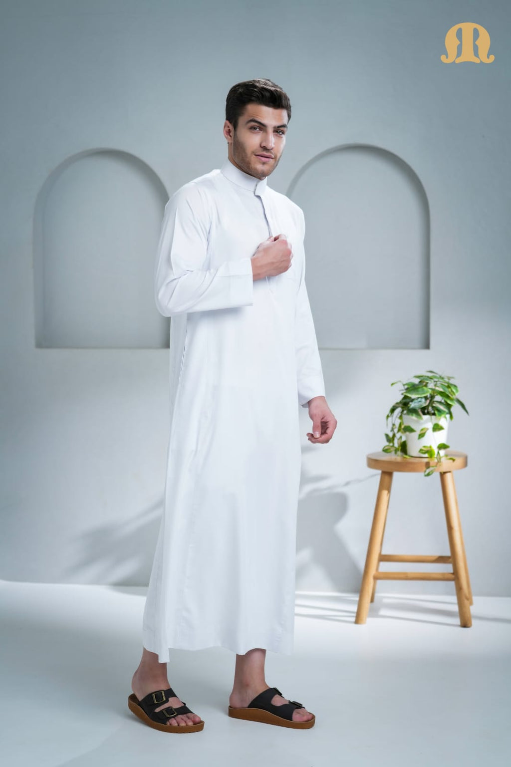 Front view of the pristine Kurvig Saudi White Thobe by Mashroo.
