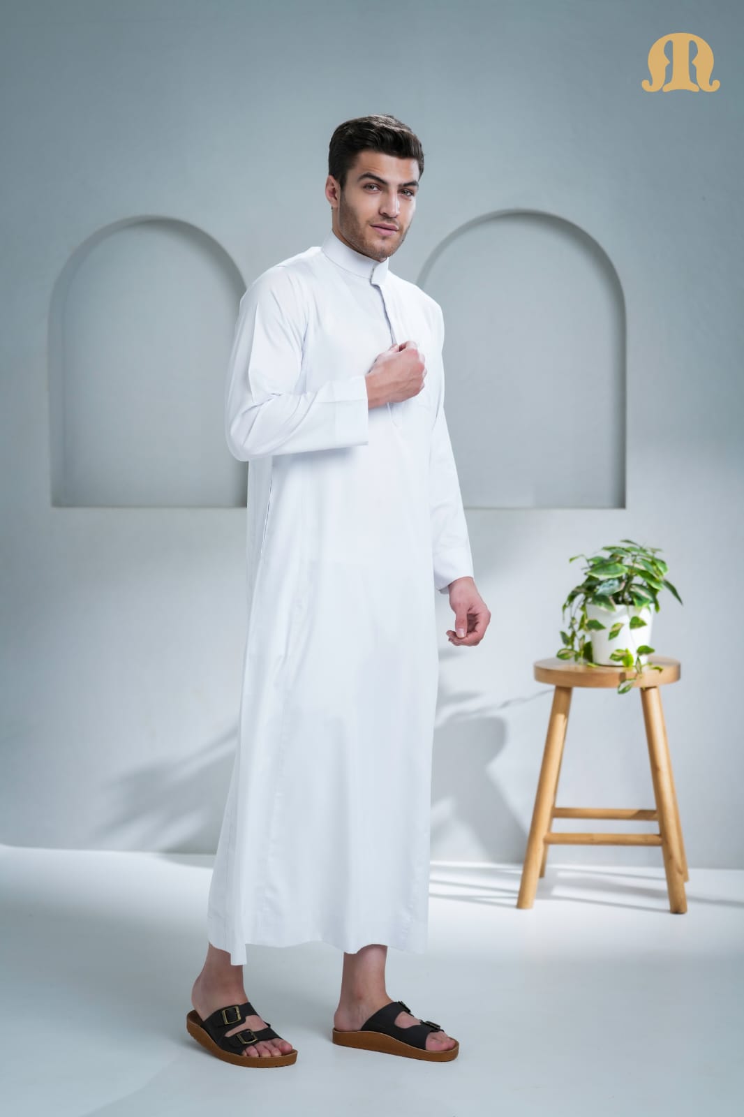 Front view of the pristine Kurvig Saudi White Thobe by Mashroo.
