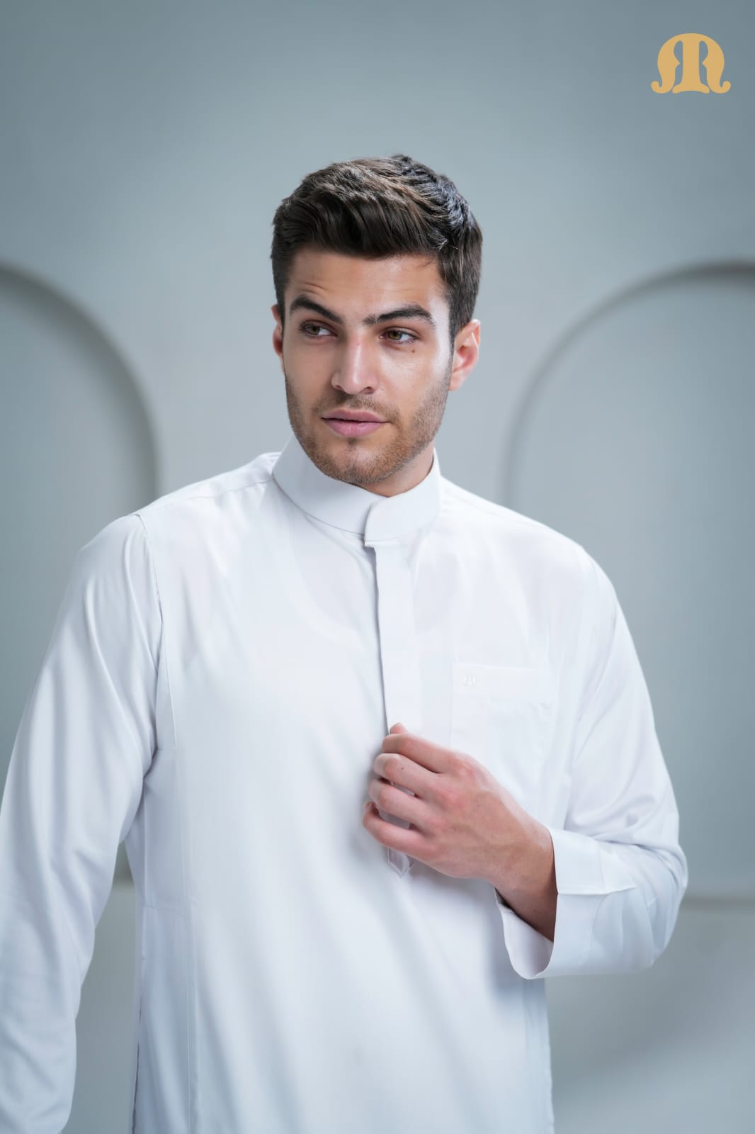 Detailed view of the concealed placket on the Mashroo Kurvig Saudi White Thobe.
