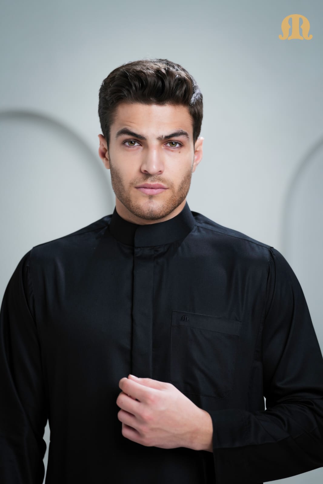 Side profile of the men's Kurvig Saudi Thobe in black, showing its sleek silhouette.
