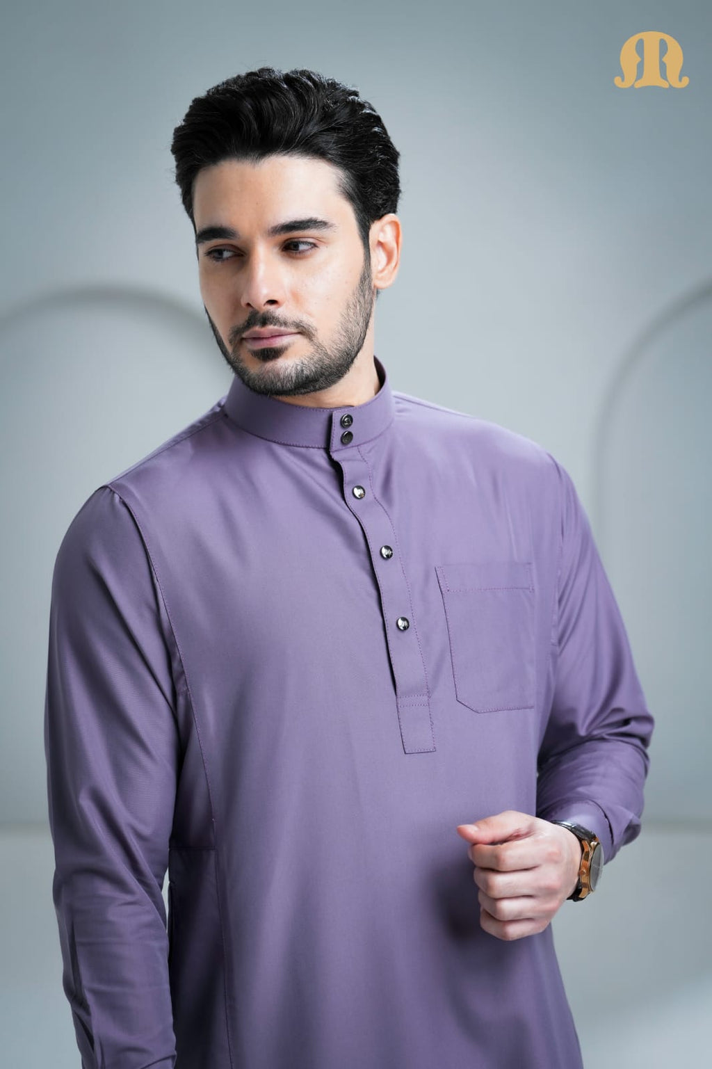 Man wearing the modern Unicus Thobe Purple 2.0 from HayaStyle India.
