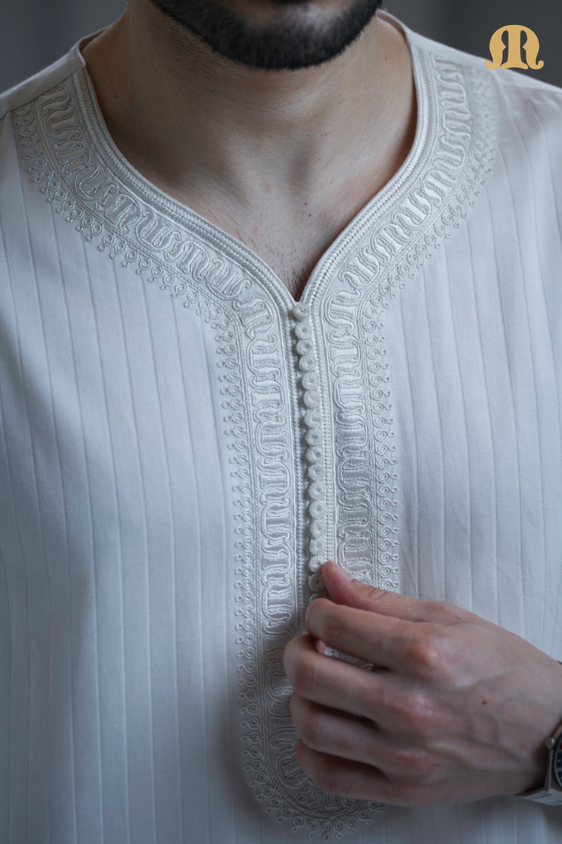 Close-up of the comfortable cotton-elastic fabric on the white Khatibi Thobe.
