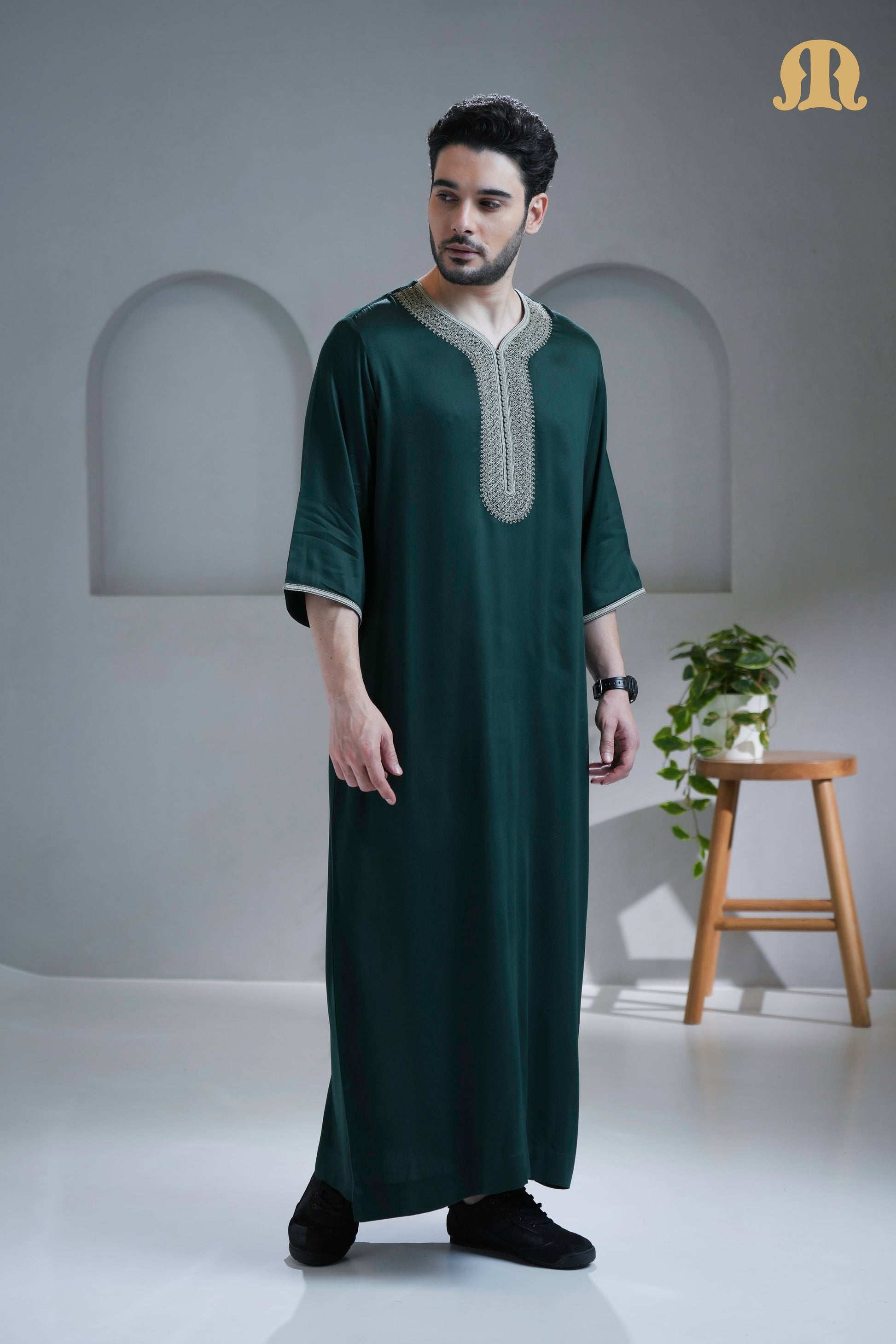 Close-up on the luxurious green viscose fabric of the Mashroo Nasser Thobe.
