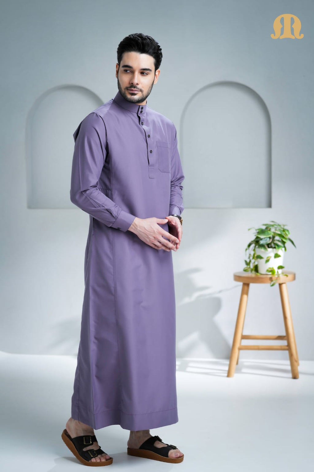 Detail of the authentic Mashroo logo on the front pocket of the Unicus Thobe.
