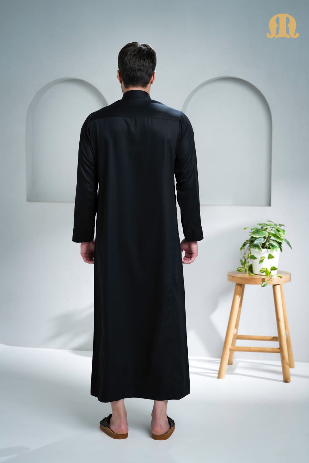 Detailed view of the concealed placket and front pocket on the Mashroo Kurvig Thobe.
